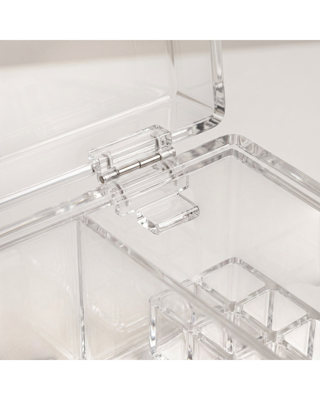 Bleod Clear Acrylic Cosmetic Storage Box 26 cm Hinged Lid - Detail view