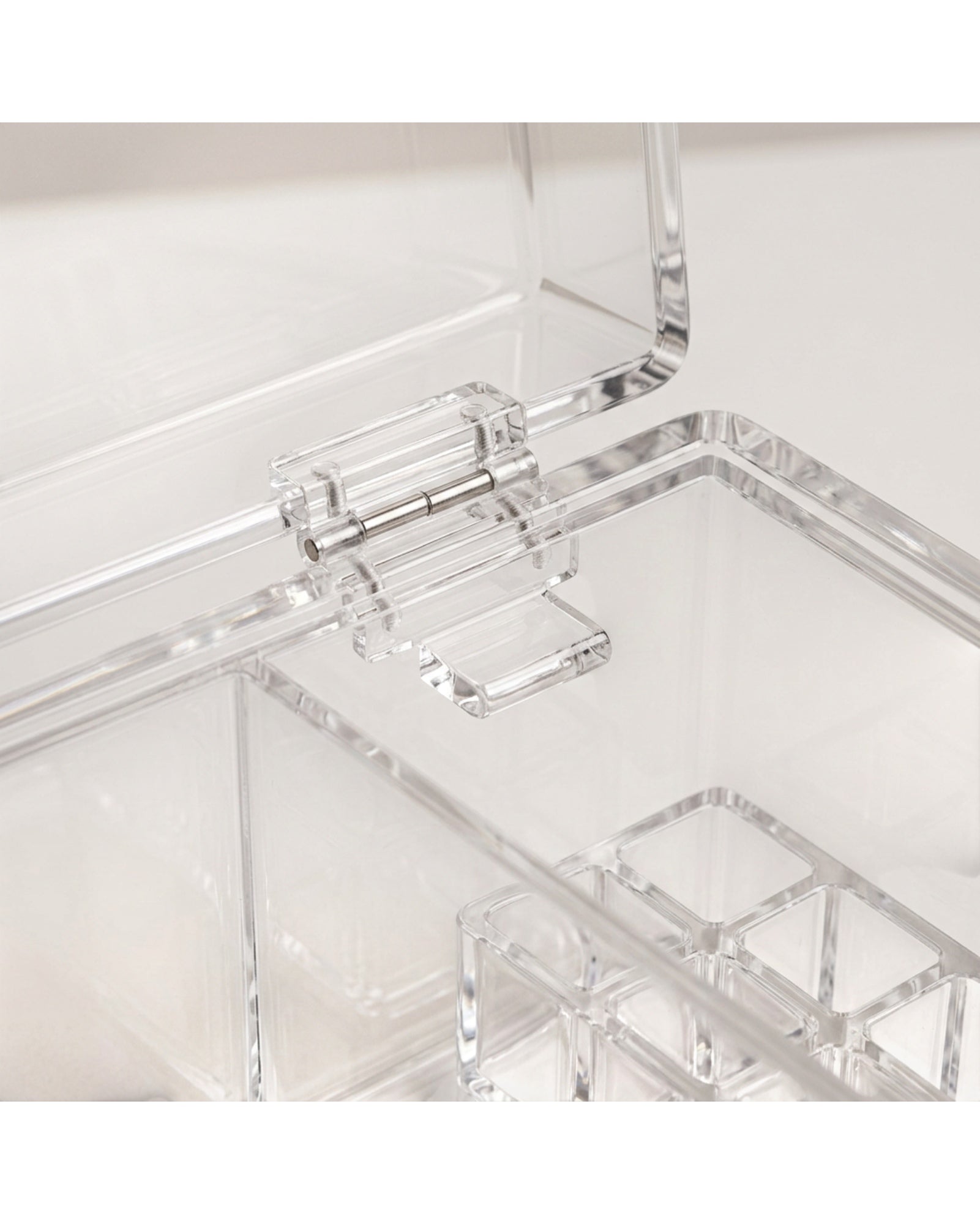 Bleod Clear Acrylic Cosmetic Storage Box 26 cm Hinged Lid - Detail view