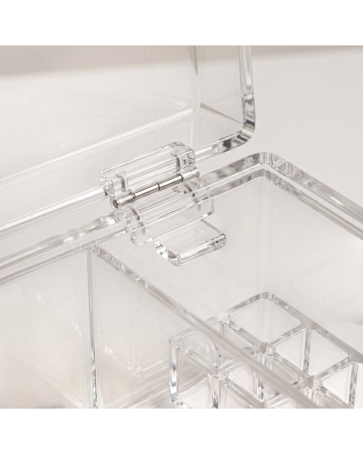 Bleod Clear Acrylic Cosmetic Storage Box 26 cm Hinged Lid - Detail view